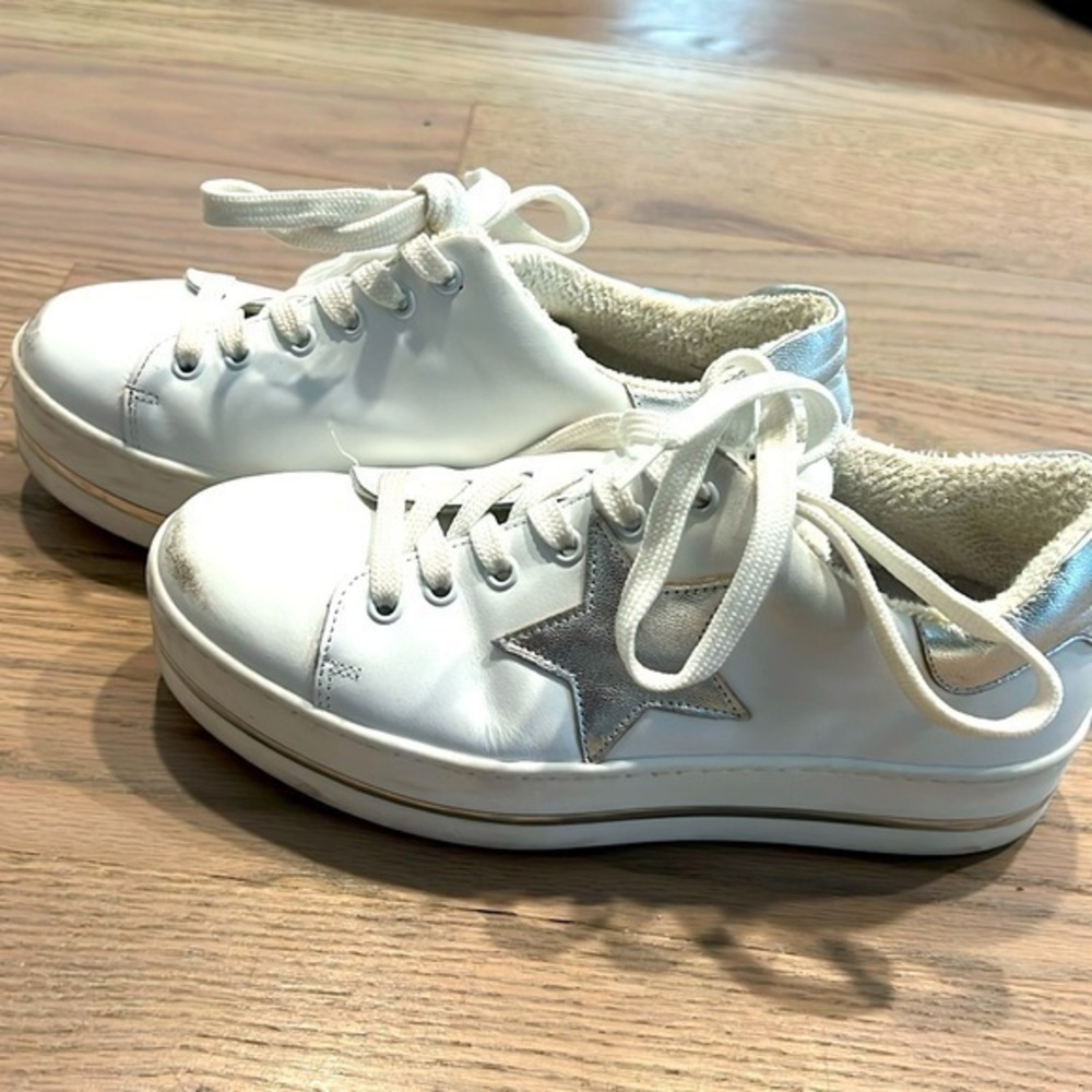 Metallic Star Sneaker White and Silver Steve Madden